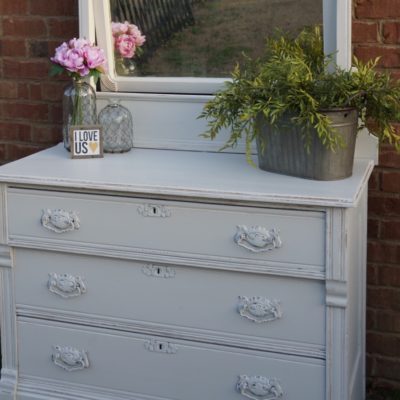 A beginners guide tutorial with all the basics of painting furniture! Learn how to be well on your way to painting a piece pretty!