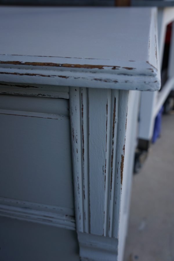 Tutorial on how to paint furniture. A beginners guide with step by step