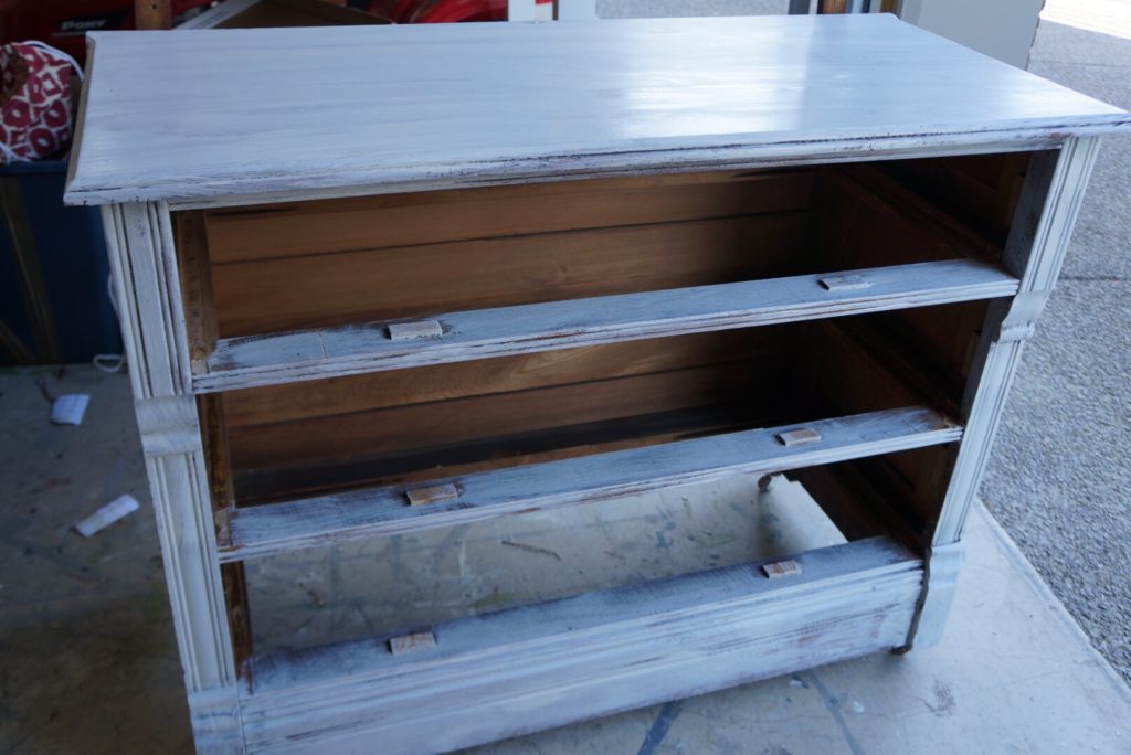 Tutorial on how to paint furniture. A beginners guide with step by step