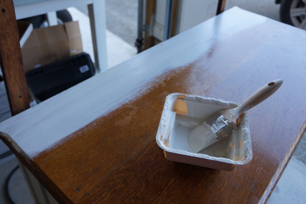 Tutorial on how to paint furniture. A beginners guide with step by step