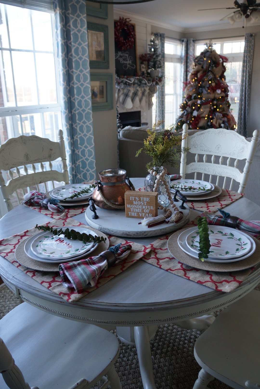 Casual Christmas Table Setting…easy as 1, 2, 3!