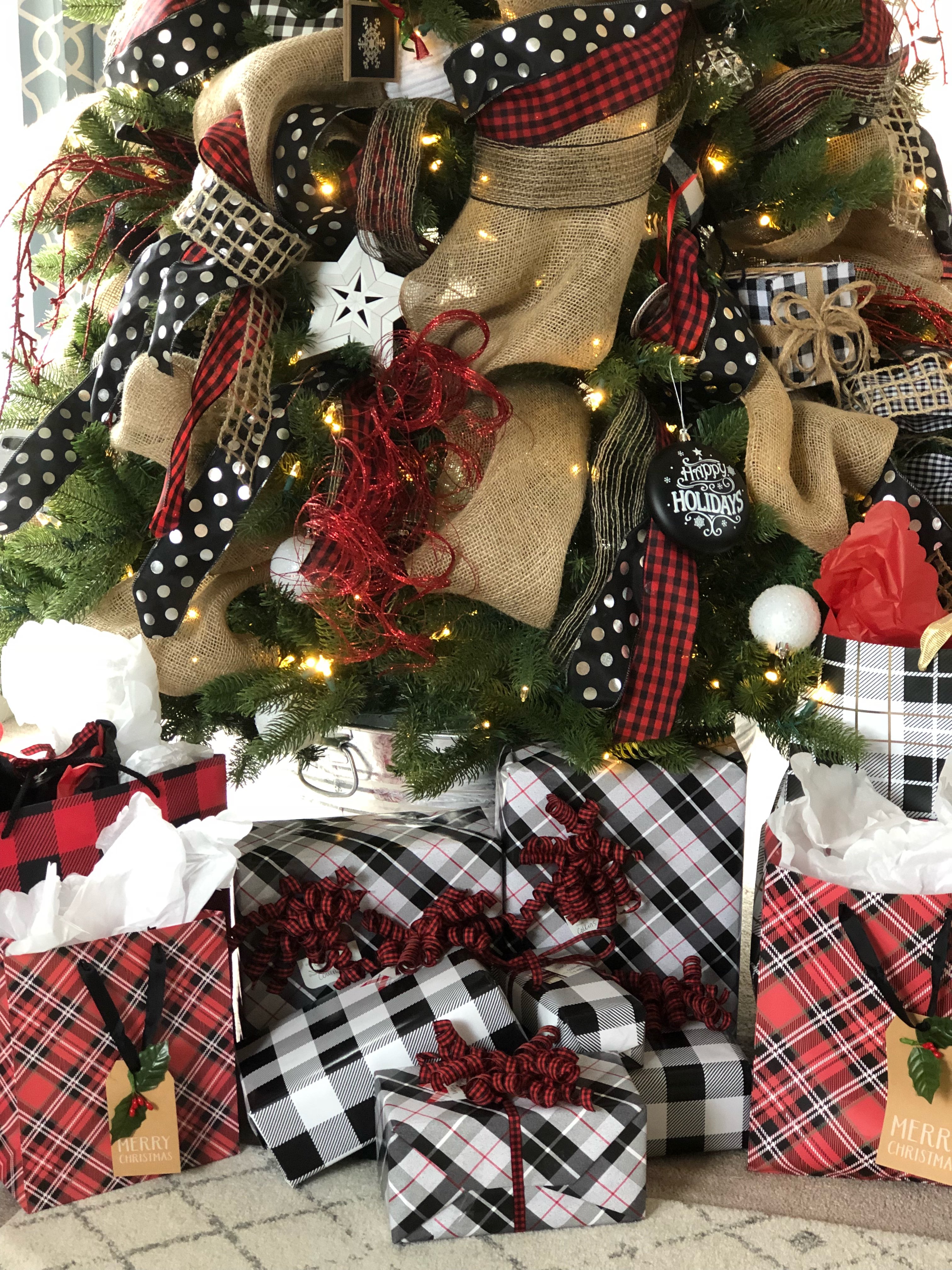 Easy Christmas gift wrap trick! How to have beautiful and festive gifts under your tree this year!