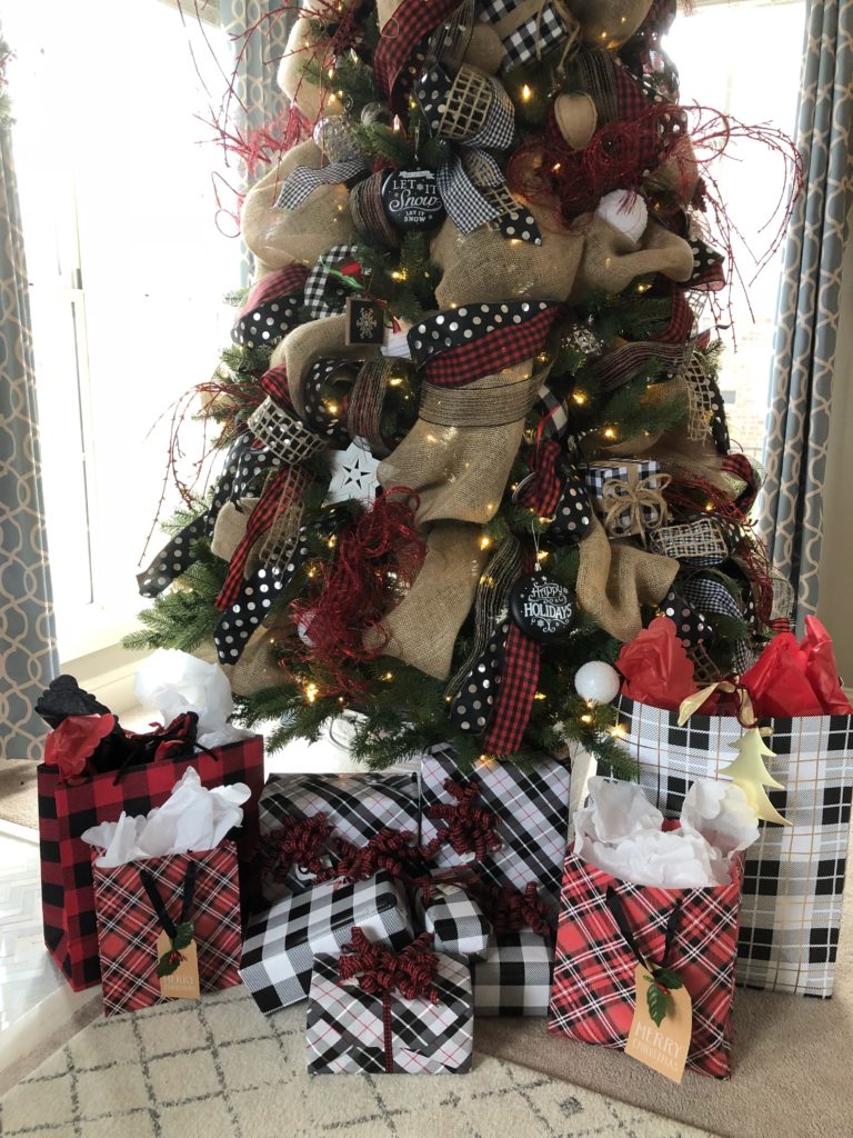 Easy Christmas gift wrap trick! How to have beautiful and festive gifts