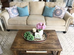 how to transition your decor from Summer to a pre-fall look! my summer living room is about to change!