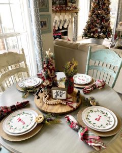 How to put together an easy Christmas table setting that's cute and creative!