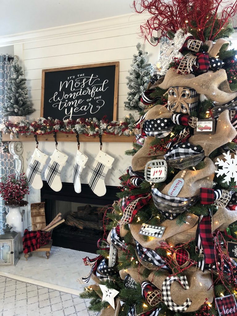 Christmas tree decorations using red and white! - Wilshire Collections