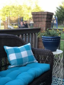 2 hacks to create easy outdoor planters, pot painted navy for a new look!