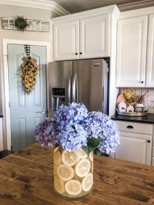Lemon vase floral centerpiece hack- so easy and cute with fresh flowers and fresh lemons!