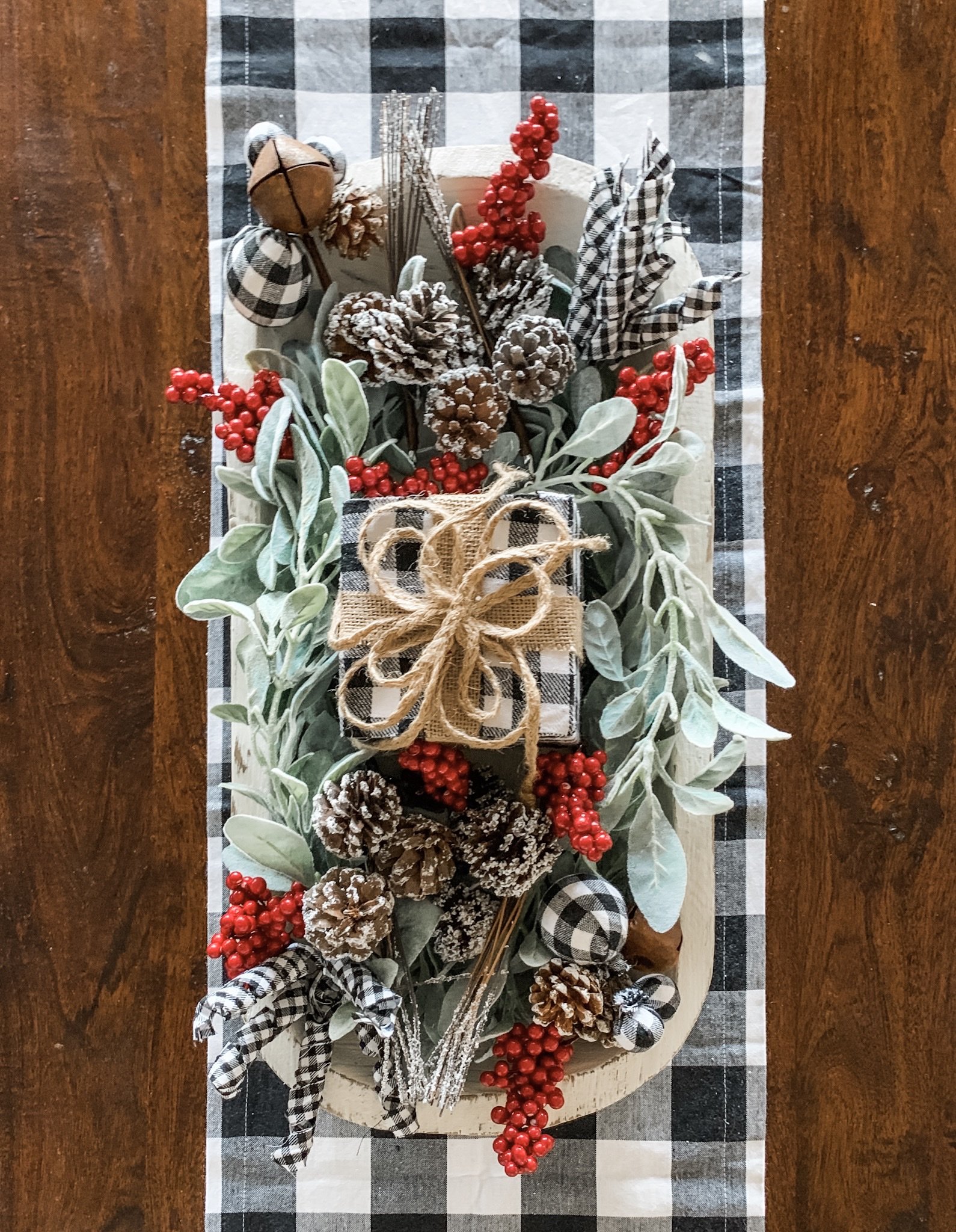 https://www.wilshirecollections.com/wp-content/uploads/2019/11/Christmas-centerpiece-idea-dough-bowl-6.jpg