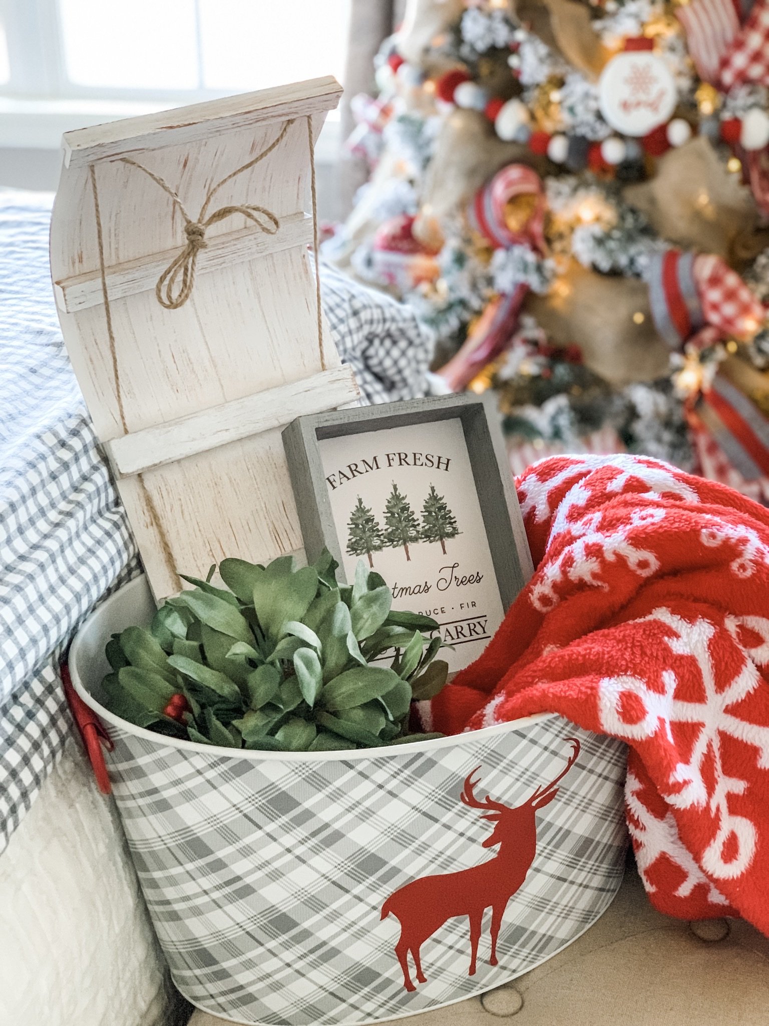 Cozy Christmas Bedroom Decor Ideas