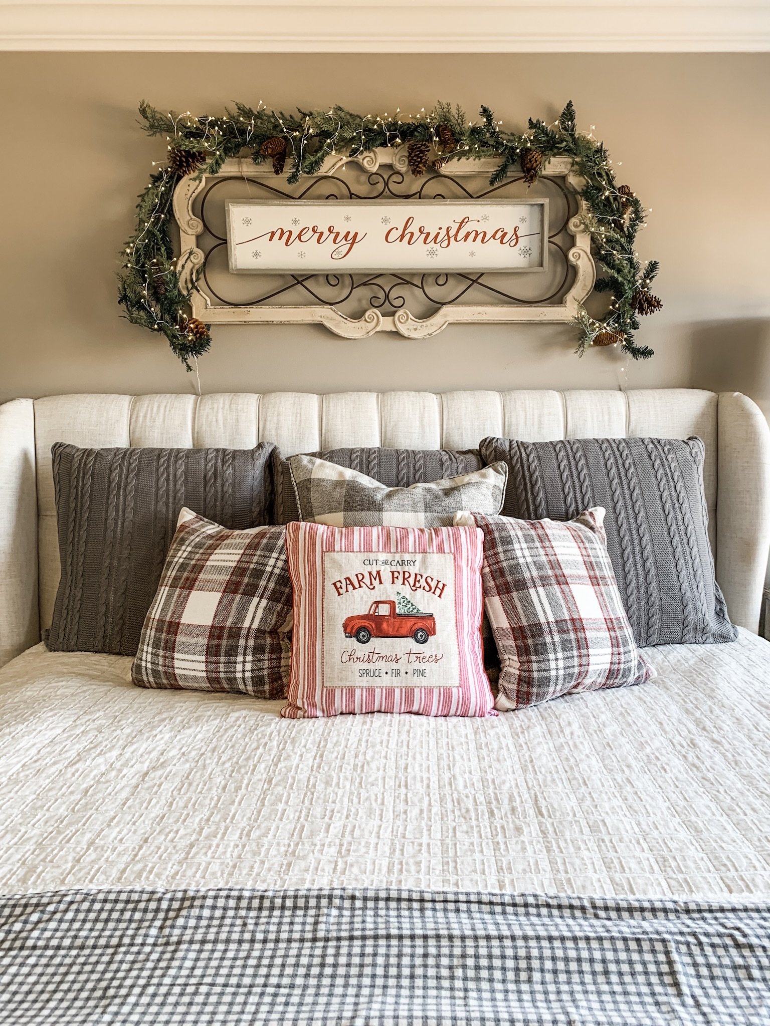 Cozy Christmas Bedroom Decor Ideas