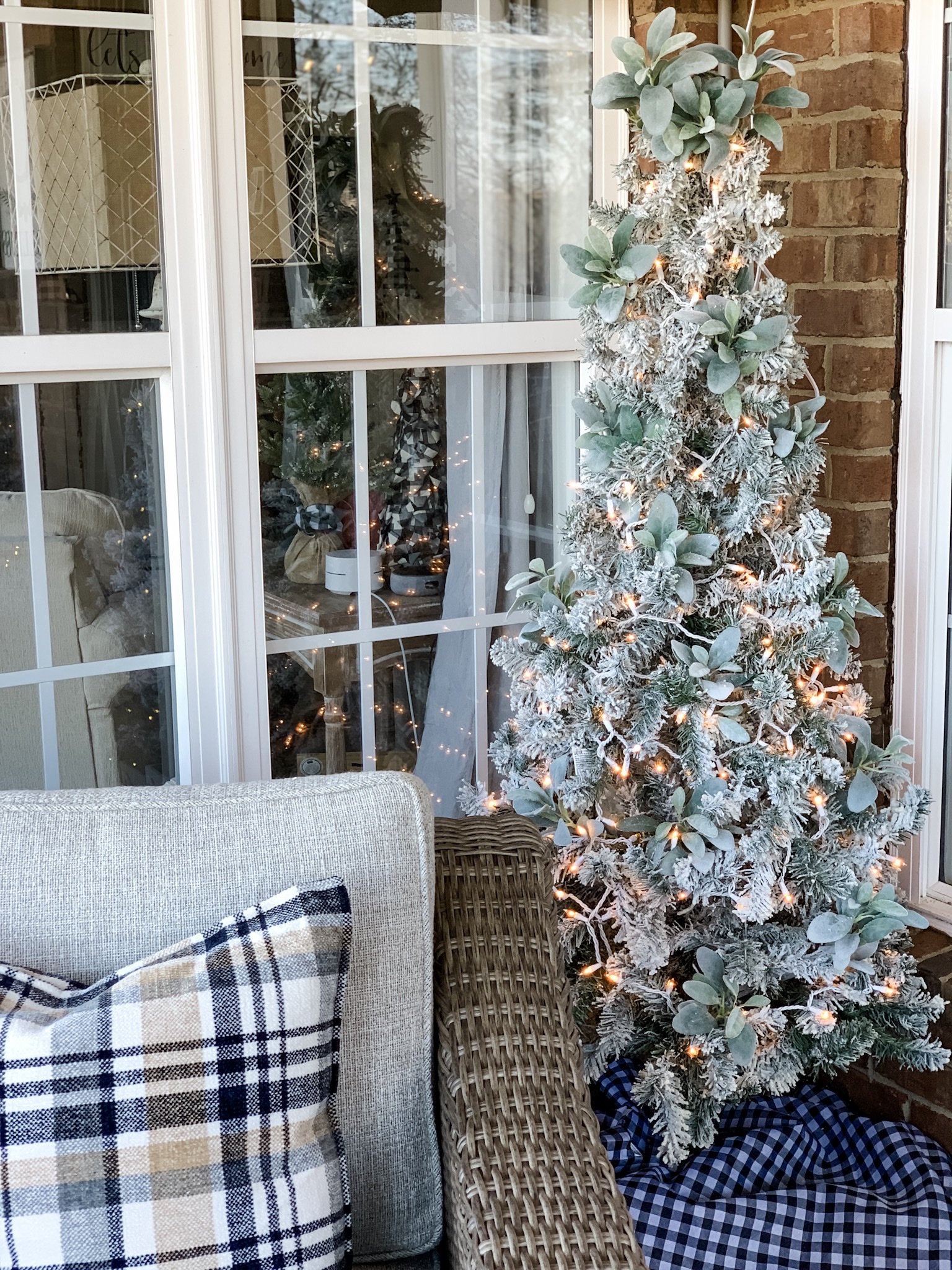 Neutral Christmas decor on the porch for warm and cozy vibes!