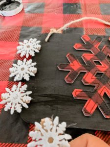 5 minute Christmas craft ornament with snowflakes!