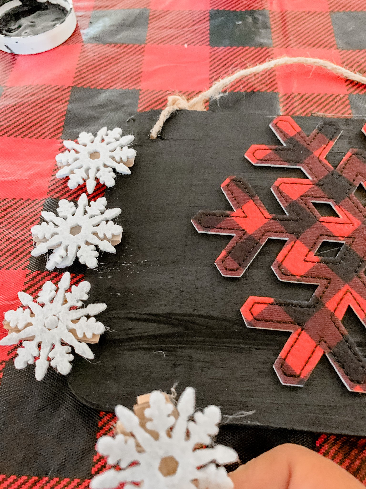 5 minute Christmas craft ornament with snowflakes!