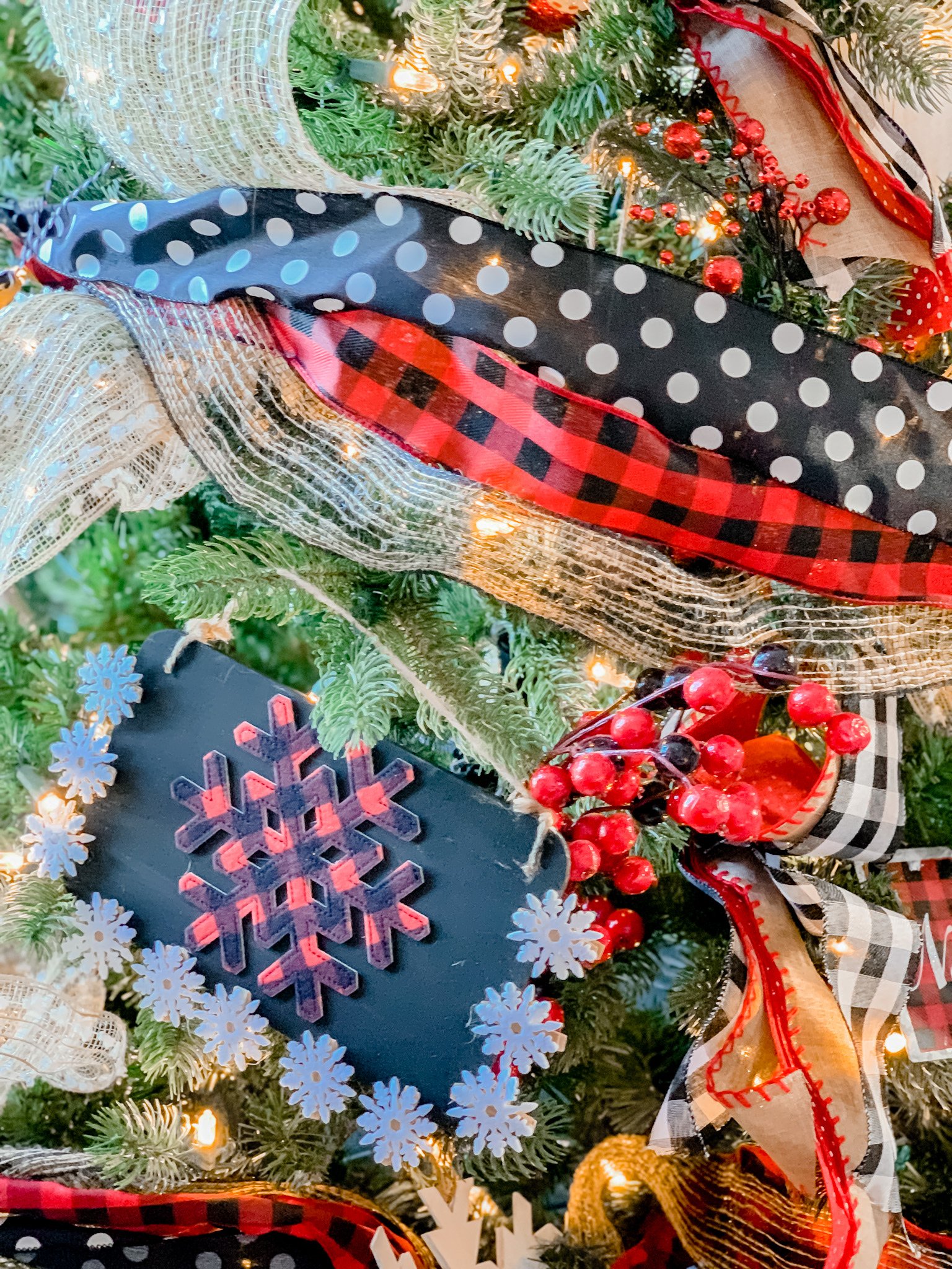 5 minute Christmas craft ornament with snowflakes!