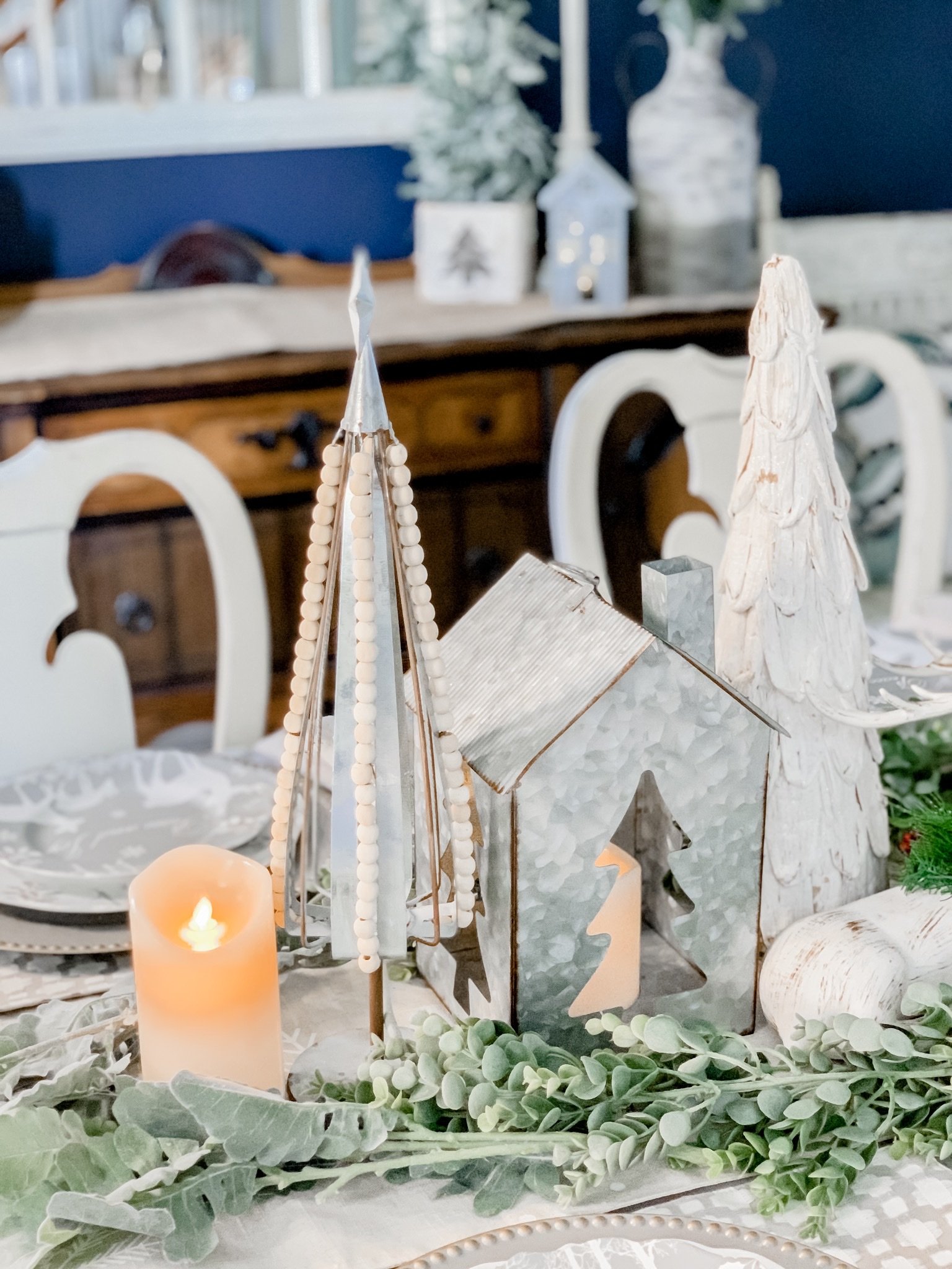 Neutral Christmas dining room decor