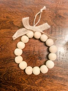 Wood bead DIY Christmas ornaments, so cute and easy!