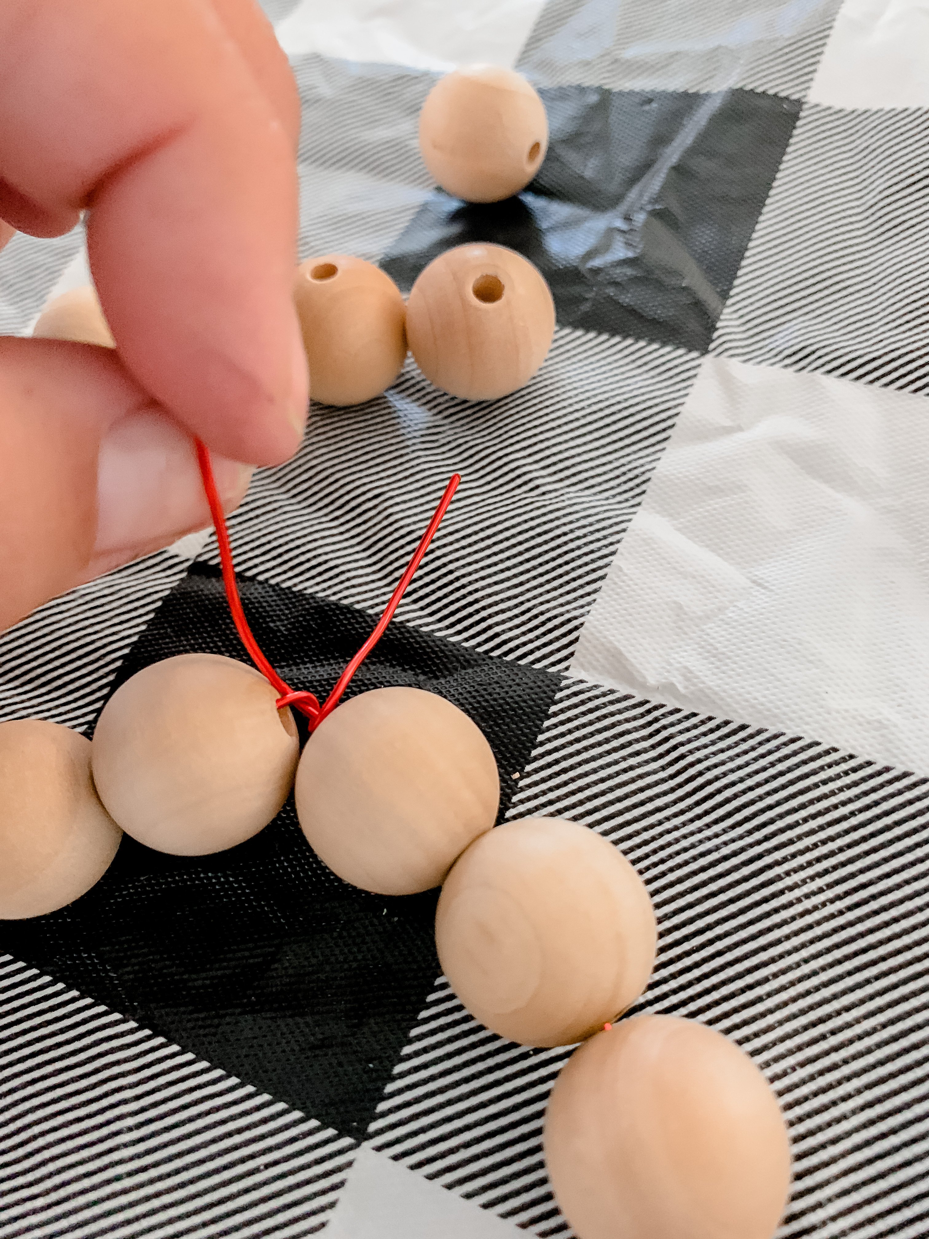 Wood bead DIY Christmas ornaments, so cute and easy! 