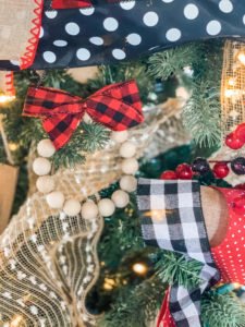 Wood bead DIY Christmas ornaments, so cute and easy!