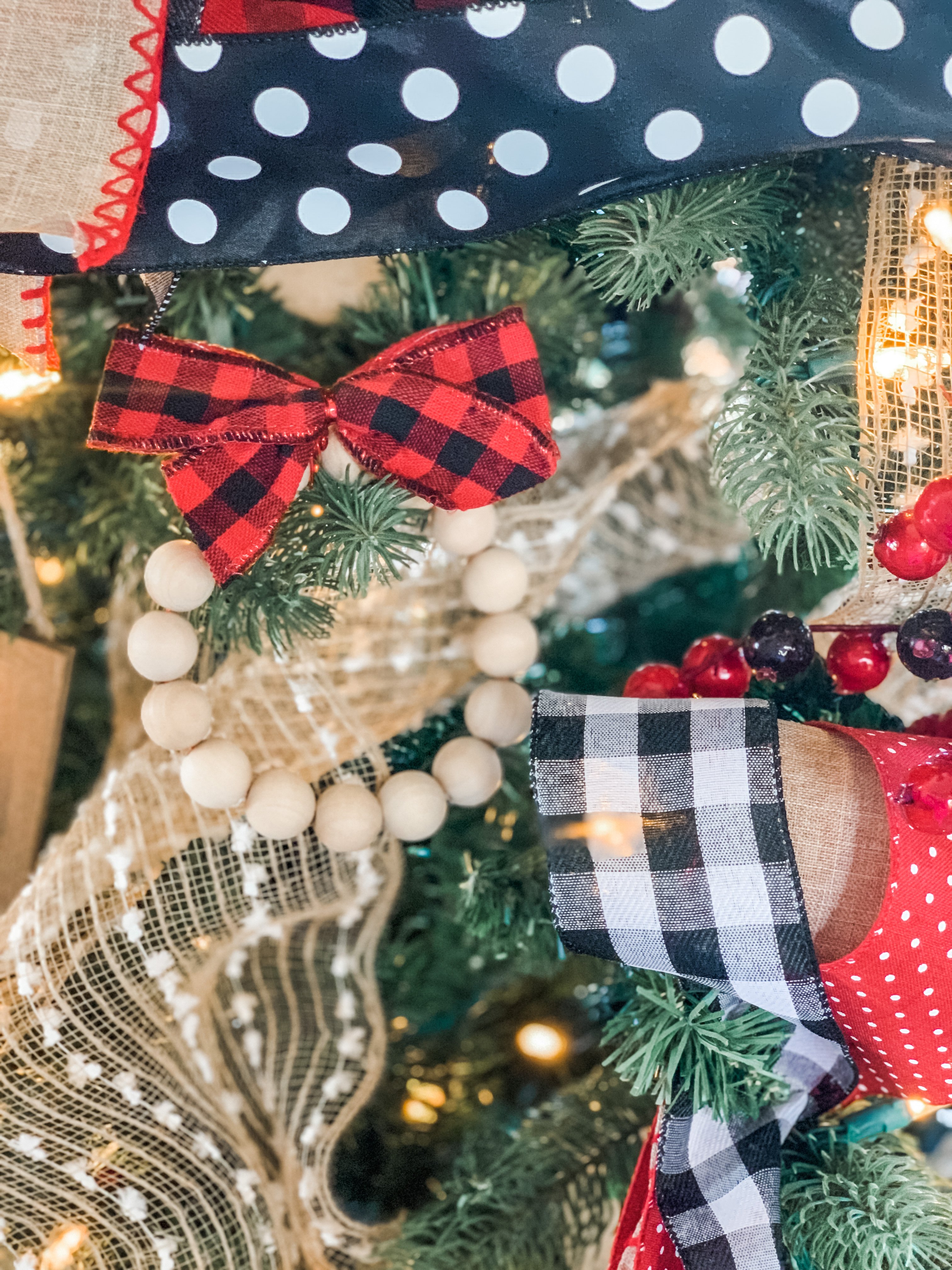 Wood bead DIY Christmas ornaments, so cute and easy! 