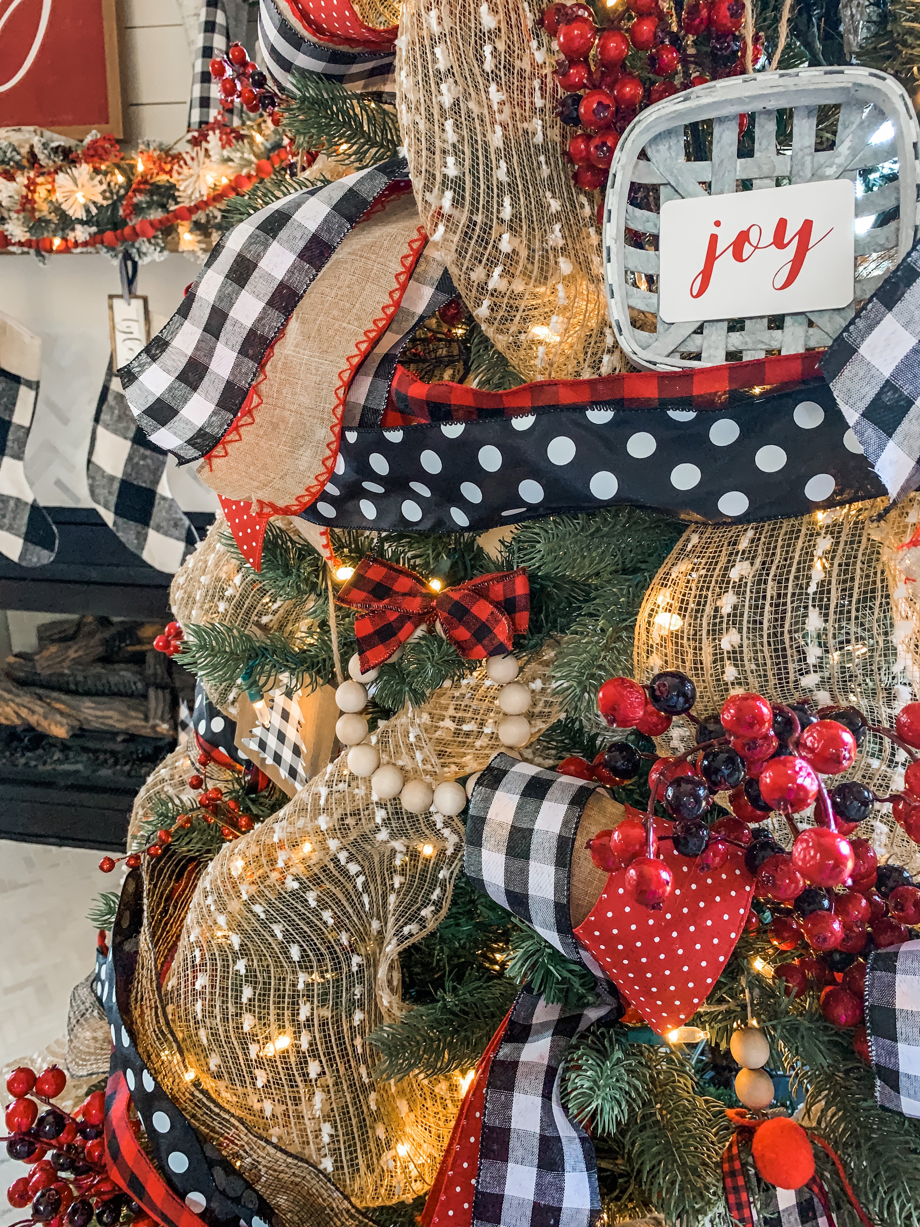 Wood bead DIY Christmas ornaments, so cute and easy!