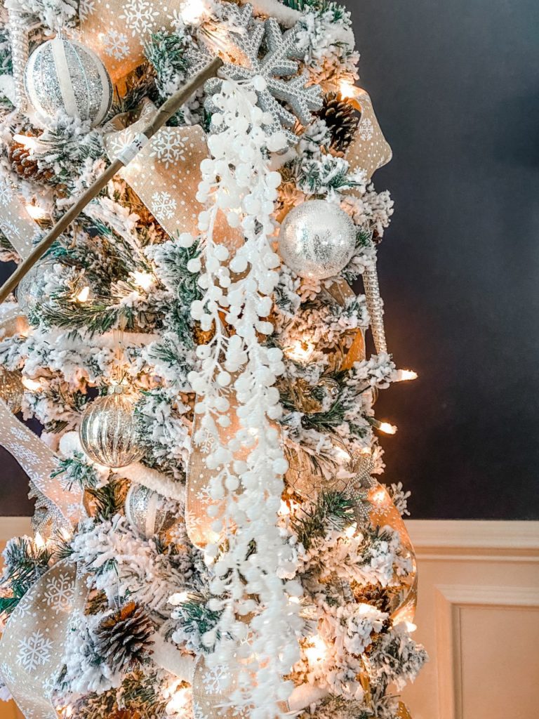 How to decorate a pencil tree for Christmas