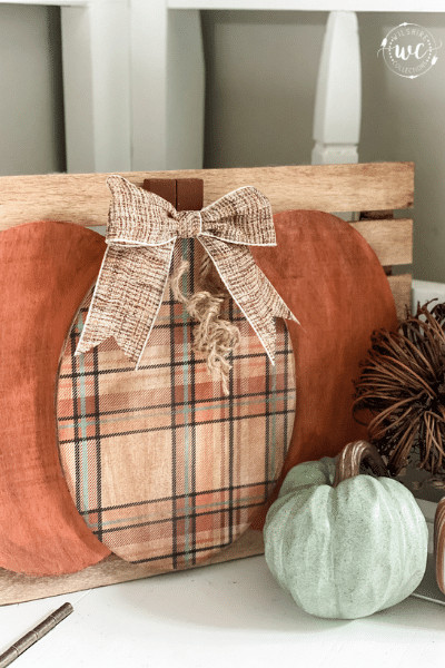 farmhouse wood pumpkin decor