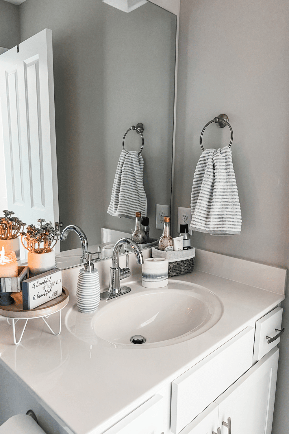 Simple bathroom decorating ideas on a budget 