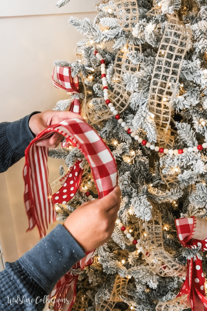 How to decorate a Christmas tree with ribbon 