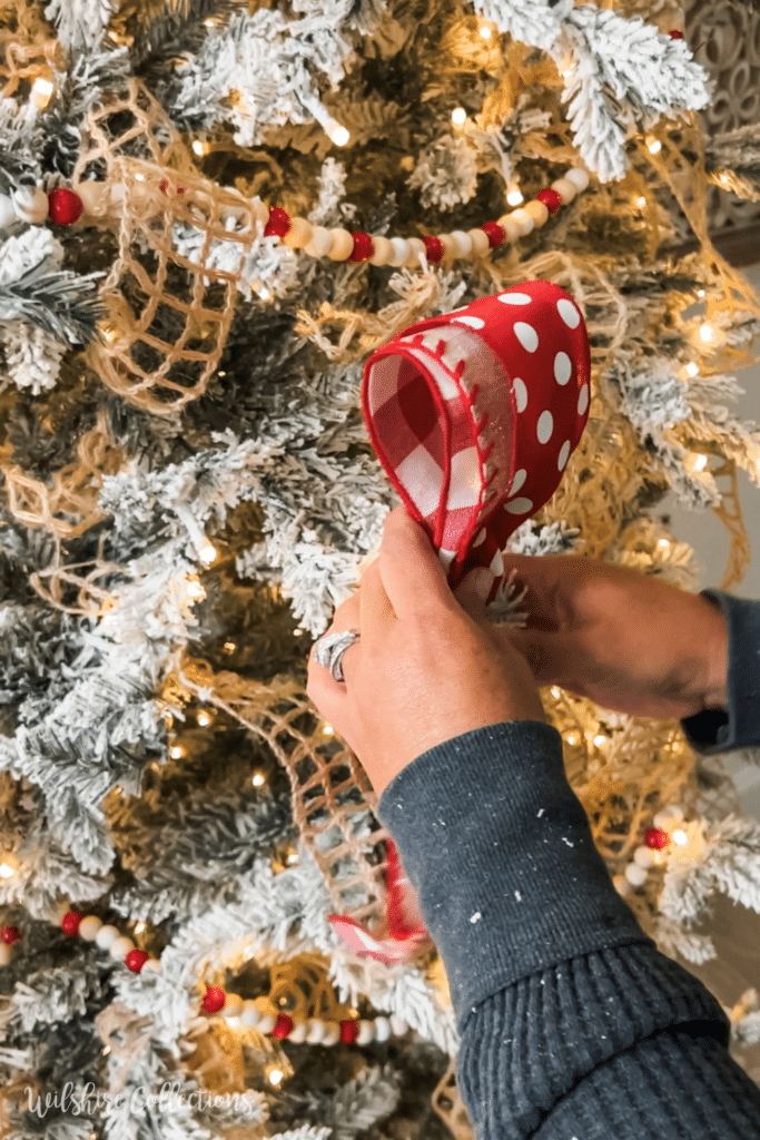 How to decorate a Christmas tree with ribbon 