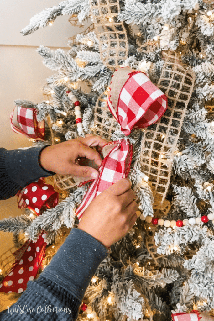 How to decorate a Christmas tree with ribbon 