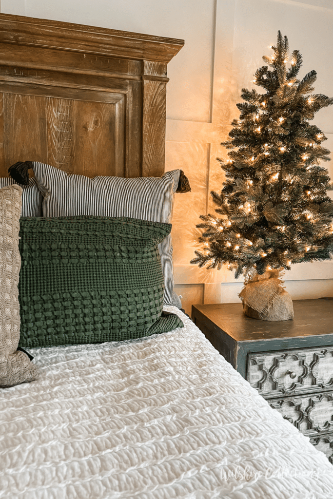 Neutral Christmas bedroom decor ideas