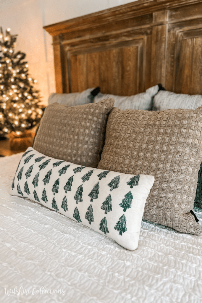 Neutral Christmas bedroom decor ideas