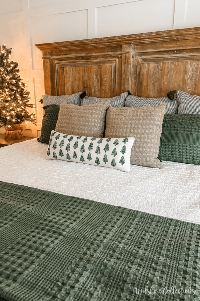 Neutral Christmas bedroom decor ideas