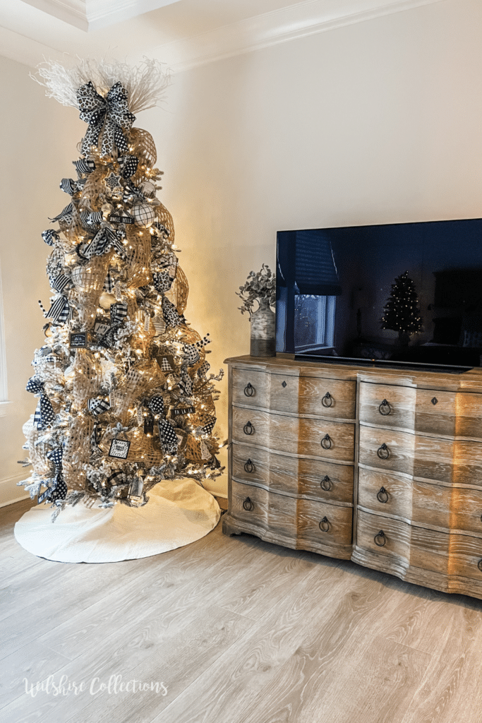 Neutral Christmas bedroom decor ideas