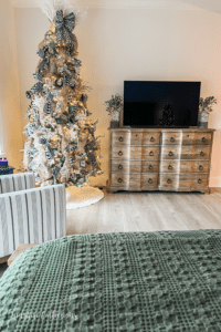 Neutral Christmas bedroom decor ideas