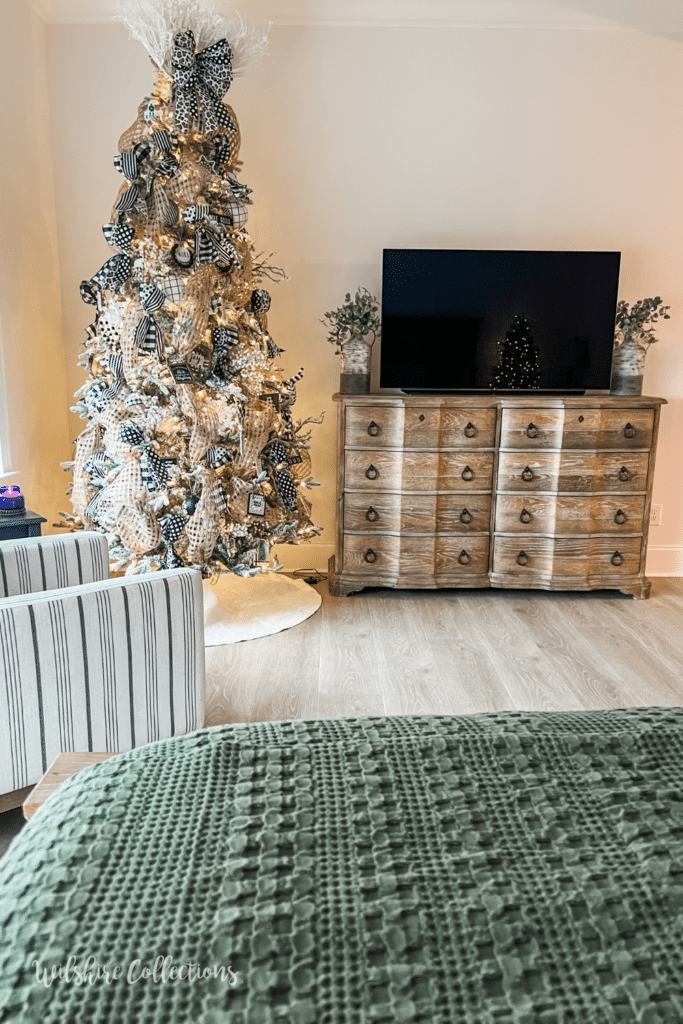 Neutral Christmas bedroom decor ideas 
